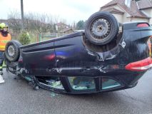 Auto skončilo ve Slatiňanech na střeše, při nehodě došlo ke zranění