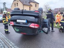 Auto skončilo ve Slatiňanech na střeše, při nehodě došlo ke zranění