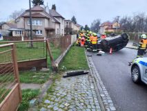 Auto skončilo ve Slatiňanech na střeše, při nehodě došlo ke zranění