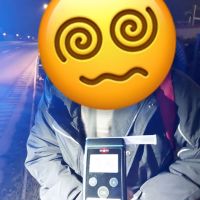 Muž se zrakovým postižením v tmavém oblečení kráčel prostředkem pardubické rychlodráhy v plném provozu