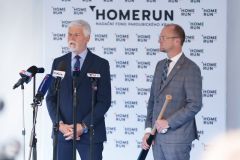 Prezident Pavel symbolickým nadhozem odstartoval nový nadační fond Homerun. Pardubický kraj navštívil i s první dámou