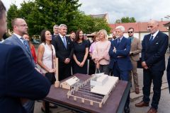 Prezident Pavel symbolickým nadhozem odstartoval nový nadační fond Homerun. Pardubický kraj navštívil i s první dámou
