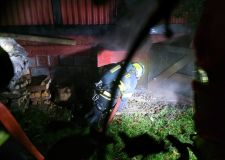 Požár chatky likvidovaly čtyři jednotky hasičů, jeden člověk potřeboval speciální pomoc