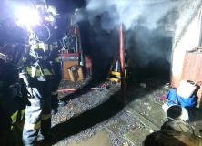 Požár chatky likvidovaly čtyři jednotky hasičů, jeden člověk potřeboval speciální pomoc