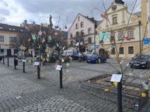 O velikonoční výzdobu náměstí v České Třebové se postaraly malé děti