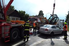 FOTO: Bagr spadl z náklaďáku přímo na osobní auto