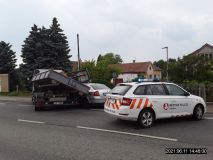 FOTO: Bagr spadl z náklaďáku přímo na osobní auto