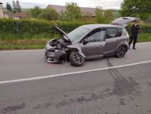 Jeden vůz skončil v řepce, druhý přišel o kolo. V Rozstání se střetly dva vozy, přitom se zranili tři lidé