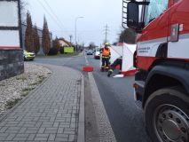 Nákladní automobil usmrtil chodkyni ve Starém Hradišti. V Hrušově se srazilo několik aut, z jednoho hasiči vyprošťovali osobu