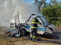 Po požáru z karavanu téměř nic nezbylo