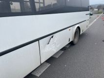 Nehoda autobusu s osobním vozidlem uzavřela dopoledne dopravu v Lukavici