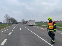 Nehoda autobusu s osobním vozidlem uzavřela dopoledne dopravu v Lukavici