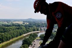 Jako pavoučci od stropu se slaňovali hasiči v Pardubicích z telekomunikační věže