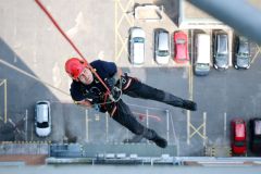 Jako pavoučci od stropu se slaňovali hasiči v Pardubicích z telekomunikační věže