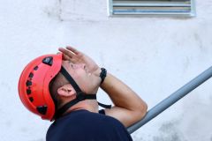 Jako pavoučci od stropu se slaňovali hasiči v Pardubicích z telekomunikační věže