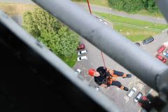 Jako pavoučci od stropu se slaňovali hasiči v Pardubicích z telekomunikační věže