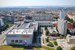 Jako pavoučci od stropu se slaňovali hasiči v Pardubicích z telekomunikační věže
