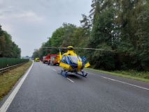 Obrazem včerejší nehoda na Hradubické: Muže museli ze zcela zdemolované kabiny vystříhat hasiči, při vyprošťování vozidla káceli stromy