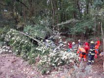 Obrazem včerejší nehoda na Hradubické: Muže museli ze zcela zdemolované kabiny vystříhat hasiči, při vyprošťování vozidla káceli stromy
