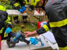 Chemický průzkum u Rabštejnské Lhoty. V lese leželo více než dvacet podezřelých obalů s neznámou látkou