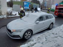 Muž odešel na nákup, mezitím mu začalo hořet auto