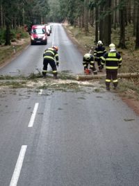 Silný vítr řádí po celém kraji. Lítají střechy i stromy