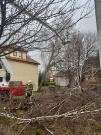 Silný vítr řádí po celém kraji. Lítají střechy i stromy