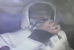 Neznámý muž odcizil platební kartu a poté z ní vybral peníze. Nepoznáváte ho? Třeba podle prstenu