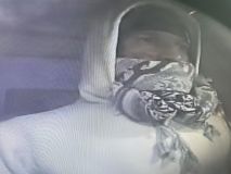 Neznámý muž odcizil platební kartu a poté z ní vybral peníze. Nepoznáváte ho? Třeba podle prstenu