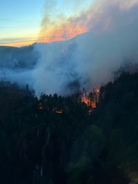 Pět stovek hasičů z několika krajů, včetně Pardubického, bojuje již od soboty s velkým požárem lesa v Národním parku České Švýcarsko