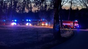 Pět stovek hasičů z několika krajů, včetně Pardubického, bojuje již od soboty s velkým požárem lesa v Národním parku České Švýcarsko