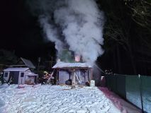 U požáru chaty v Lanškrouně zasahovalo pět jednotek hasičů. Hrozilo, že se vznítí les v okolí