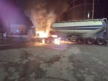 V areálu firmy v Dašicích vzplála cisterna