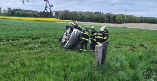 Z vážně vypadající nehody na Chrudimsku vyvázli jen s lehčími zraněními