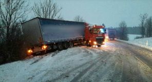 FOTO: Ohlášená ledovka dorazila! A řidiči havarovali