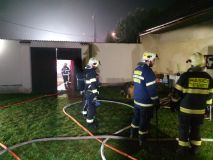 Zapálená svíčka způsobila požár rodinného domu v Třebařově. Jedna osoba se nadýchala zplodin hoření