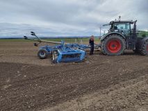 Na traktor spadl sloup vysokého napětí, uvnitř zůstal uvězněný řidič