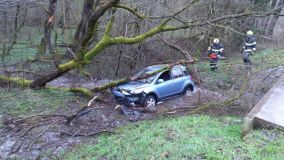 Rozvodněné řeky i potoky, dopravní nehody, záchrana muže i použití defibrilátoru, hasiči mají pernou sobotu