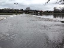 Rozvodněné řeky i potoky, dopravní nehody, záchrana muže i použití defibrilátoru, hasiči mají pernou sobotu