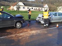 Čelní srážka dvou aut, střet se zvěří, se sloupem, únik plynu i požár pole od dělobuchů. Pětadvacet událostí v kraji za jeden den