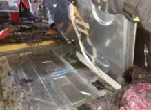 Zkrat indukční desky způsobil požár v panelovém bytě, kde byla zvířata. Jedna kočička nepřežila, druhou museli hasiči rozdýchat