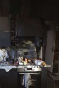 Zkrat indukční desky způsobil požár v panelovém bytě, kde byla zvířata. Jedna kočička nepřežila, druhou museli hasiči rozdýchat