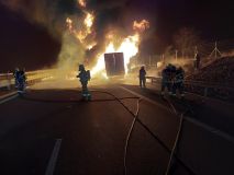 Požár kamionu uzavřel dálnici D 35 v úseku ve směru od Opatovic nad Labem