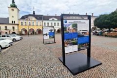 Budoucí podobu okolí Roškotova divadla představují panely na mírovém náměstí v Ústí nad Orlicí