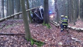 Dodávka vystřelila u obce Včelákov ze silnice a vlétla až do lesa, skončila zaklíněná mezi stromy