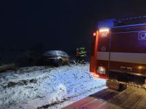 Obrazem: Bouračka za bouračkou. Sněhová nadílka zaskočila řidiče. Od rána záchranáři zasahovali u řady nehod