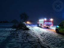 Obrazem: Bouračka za bouračkou. Sněhová nadílka zaskočila řidiče. Od rána záchranáři zasahovali u řady nehod