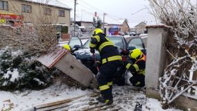 Obrazem: Bouračka za bouračkou. Sněhová nadílka zaskočila řidiče. Od rána záchranáři zasahovali u řady nehod