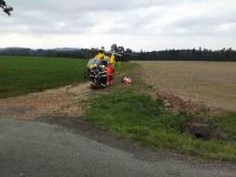Obrazem: Motocyklista havaroval u Helvíkovic. Kolegové mu poskytovali první pomoc, musel být ale transportován do nemocnice vrtulníkem
