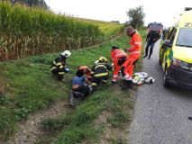 Obrazem: Motocyklista havaroval u Helvíkovic. Kolegové mu poskytovali první pomoc, musel být ale transportován do nemocnice vrtulníkem